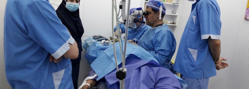 Minister Performs Free Eye Surgeries in Kurdish Region