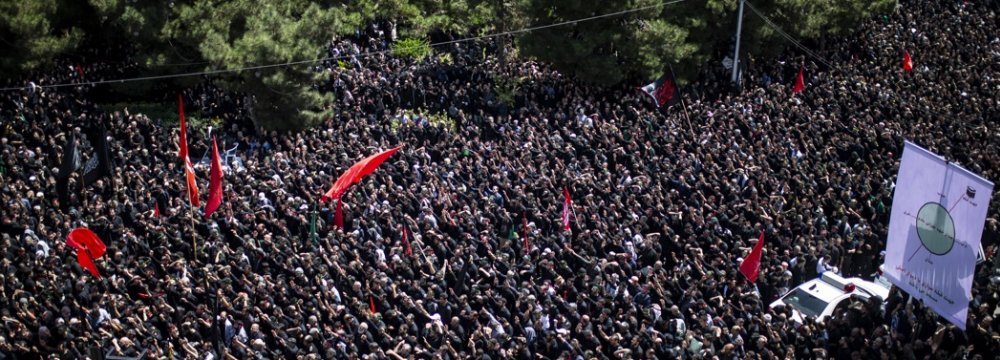 Iranians Commemorate Imam Hussein (PBUH) 