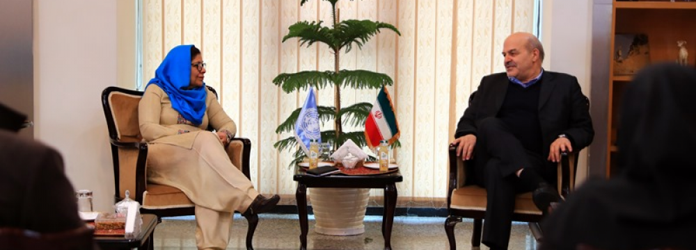 Shamshad Akhtar (L) met with Isa Kalantari on the sidelines of the ESCAP meeting in Tehran on Jan. 30.