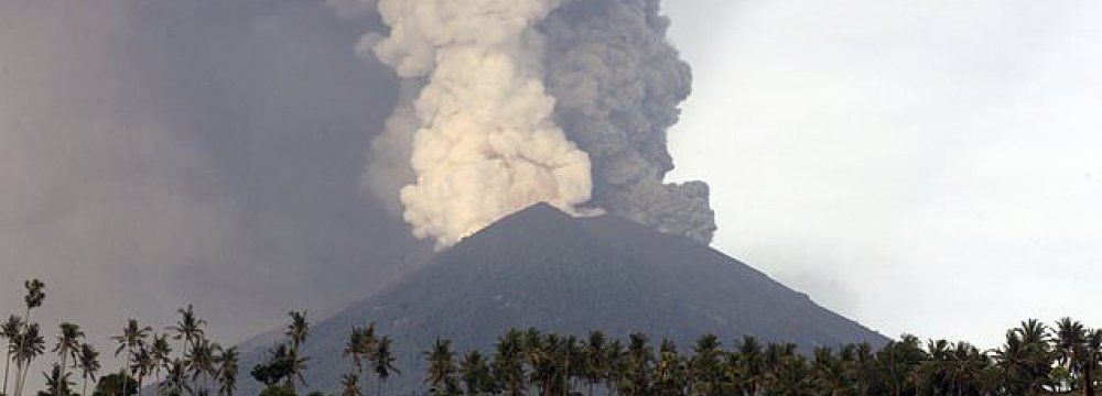 Airlines Limit Bali Flights to Guard Against Volcanic Ash