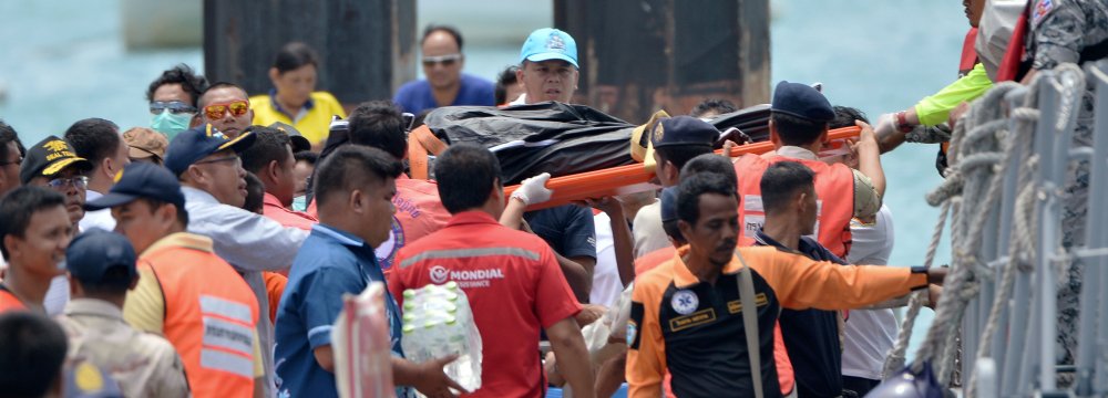 Thai Tourist Boat Suffers Tragic Accident