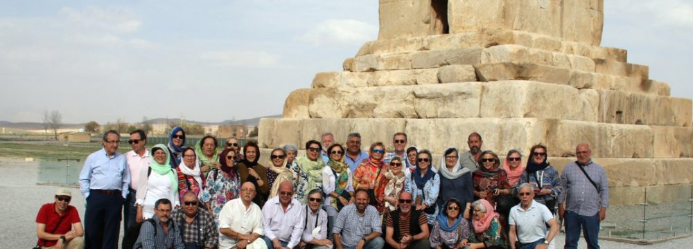 A total of 9,761 Spanish tourists traveled to Iran in the last Iranian year (ended March 20, 2017).