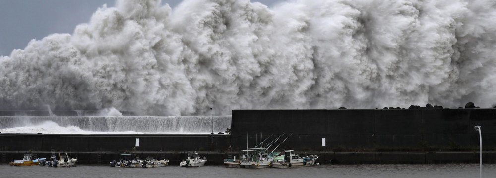 Fierce Typhoon Hits Philippines