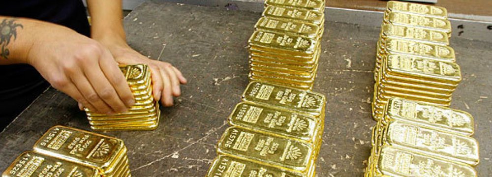 Gold Slips as USD Claws Back