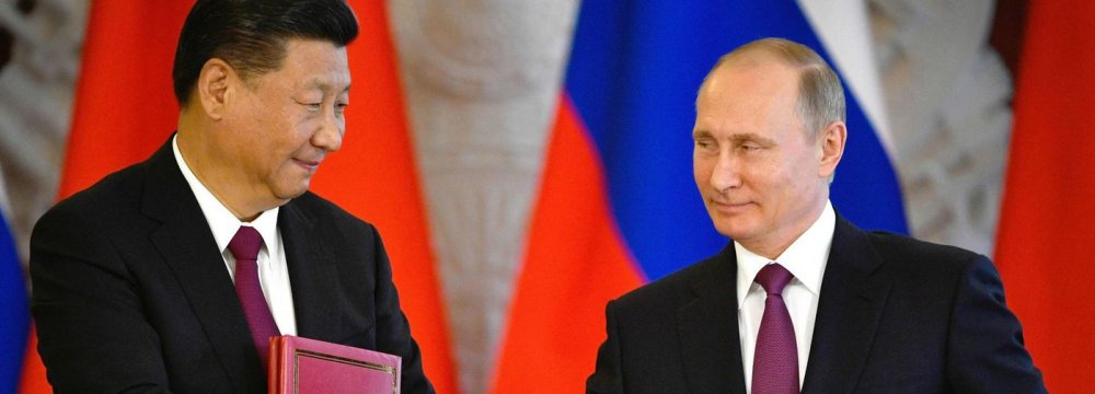 Xi Jinping (L) and Vladimir Putin have agreed to raise the share  of ruble-yuan trade settlements.