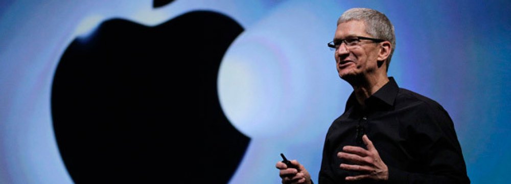 Apple Cuts CEO Pay as Sales Slump