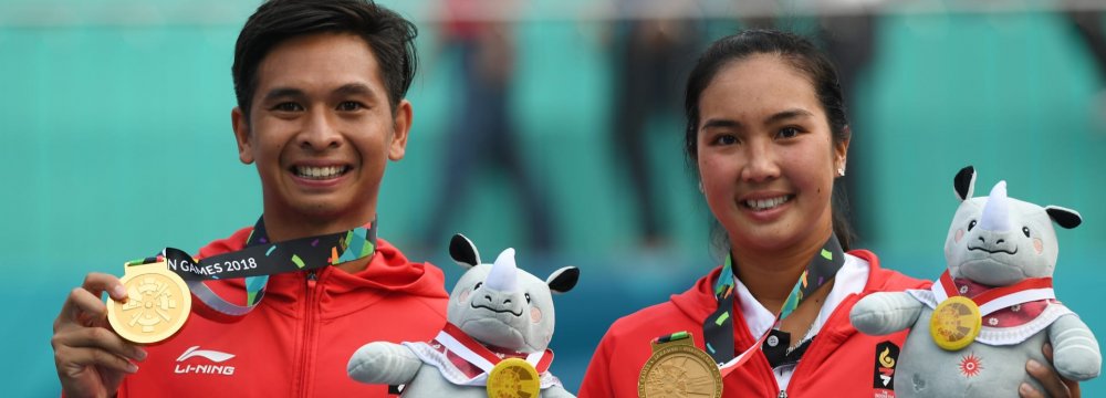 Indonesian mixed double Christopher Rungkat (L) and Aldila Sutjiadi took the gold medal at in the mixed tennis double of the 2018 Asian Games in Palembang on Saturday.