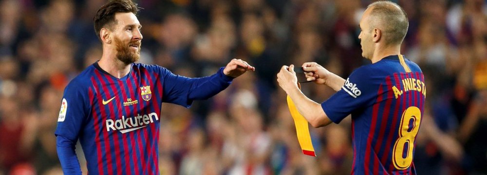 Andres Iniesta (R) handed over the captain’s armband to Lionel Messi.