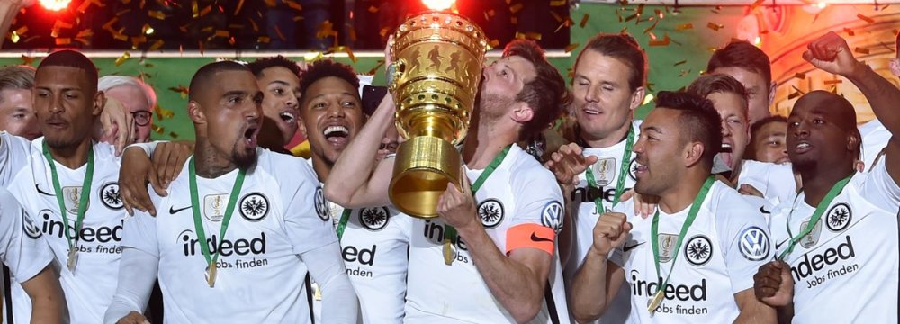 Eintracht Frankfurt Shocks Bayern in DFB Pokal Final