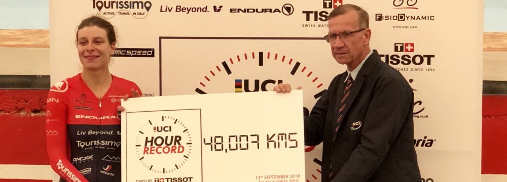 Vittoria Bussi (L) set a new Hour Record, riding 48.007 kilometres on Thursday at the Velodromo Bicentenario in 
