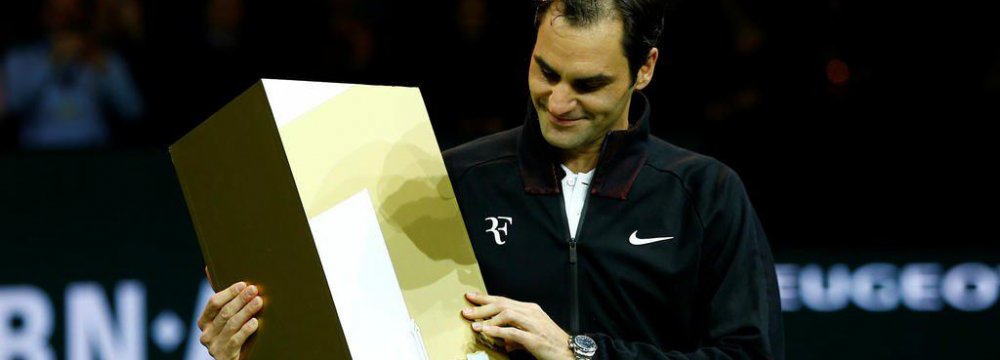 Federer Reclaims  World Top Rank