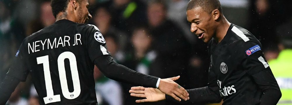 Neymar Jr. (L) and Kylian Mbappé joined PSG during summer with astronomical fees pushing the team  into financial unclarity accusations.