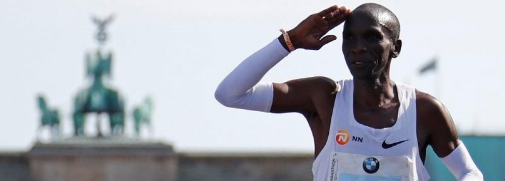 Kenyan Eliud Kipchoge Sets New Marathon World Record