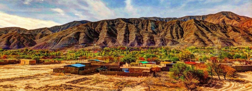 Moradi Kermani spent a blissful and nostalgic early youth in the village of Sirch, Shahdad District, Kerman Province.