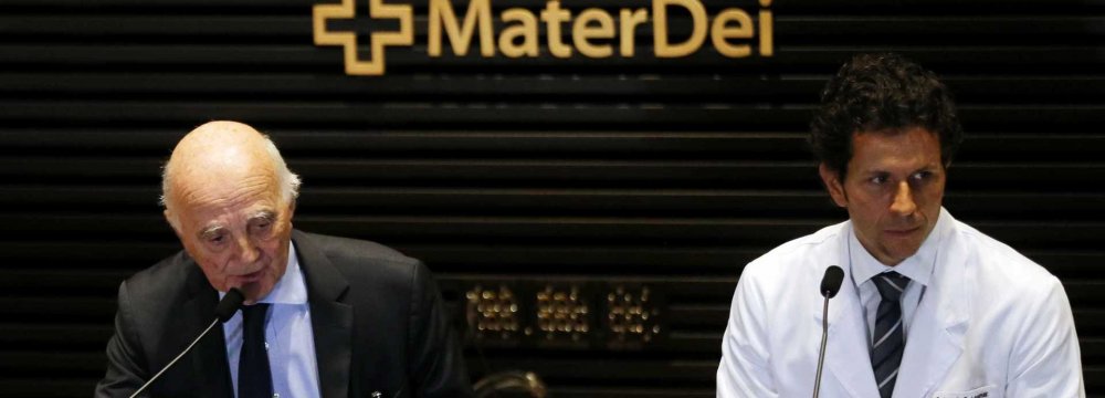  Doctors Gerard Saillant of PSG (L) and Rodrigo Lasmar of Brazilian Soccer Confederation attend a news conference in Belo Horizonte, Brazil, on March 3.