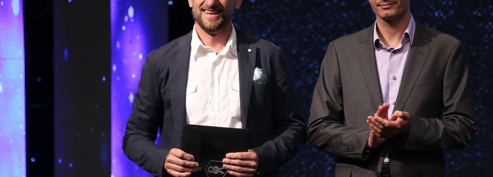 Genti Tavanxhiu (L) with diploma of the symposium, and Seyed Mojtaba Mousavi