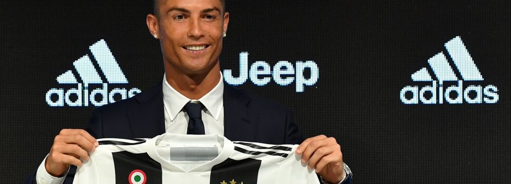 Cristiano Ronaldo holding Juventus jersey