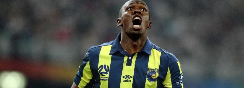  Usain Bolt in Central Coast Mariners jersey