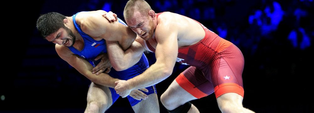 Kyle Snyder (R) from the US beat renowned Abdulrashid Sadulaev from Russia in a close competition 6-5  in the 2017 France UWW Championships.