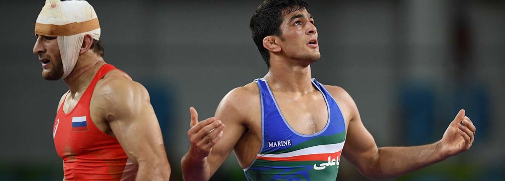 Hassan Yazdani (R) beat Russian Aniuar Geduev to win the gold medal of 2016 Rio Olympics.