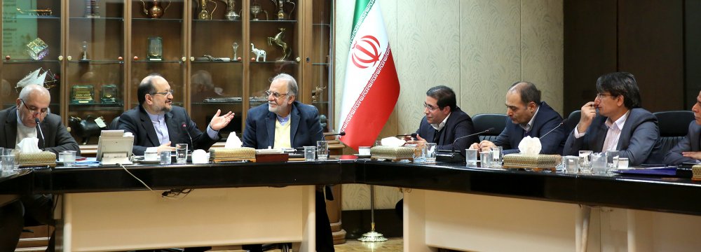 Industries Minister Mohammad Shariatmadari (2nd L) highlights  ISMC’s potential for attracting foreign investments to Iran’s steel sector.
