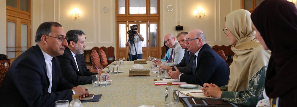 Deputy Foreign Minister Abbas Araqchi (2nd L) meets with British Junior Foreign Minister Alistair Burt (3rd R) in Tehran on Saturday. 