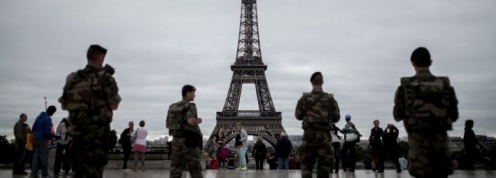 Bulletproof Wall Around Eiffel Tower