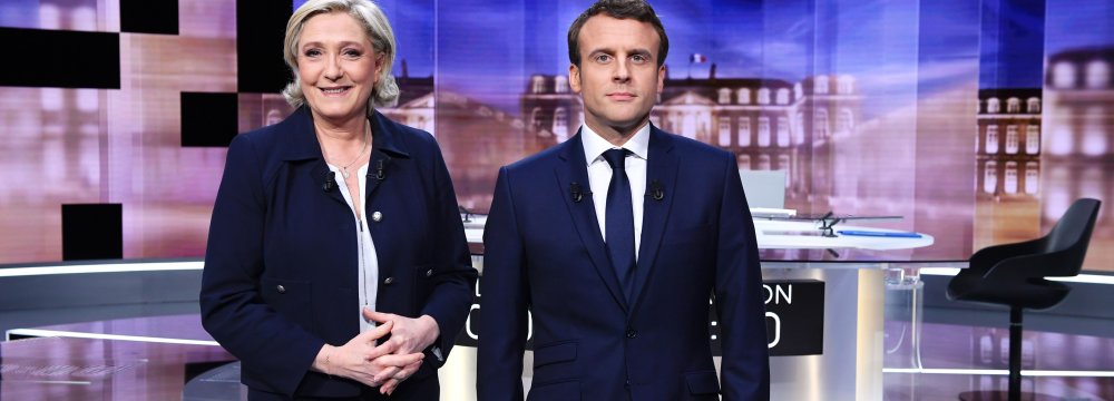 Marine Le Pen (L) and Emmanuel Macron before the recent debate