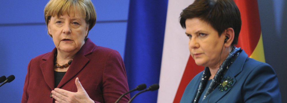 Angela Merkel (L) and Beata Szydlo