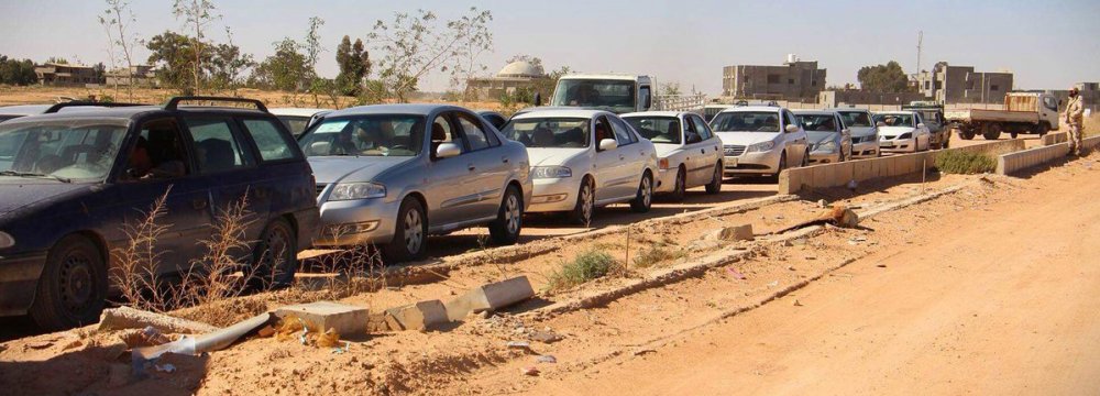  Queues of cars returning to Sirte