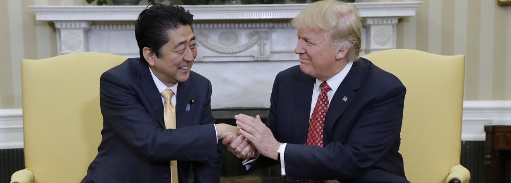 Donald Trump (R) and Shinzo Abe held talks in the Oval Office of the White House, Washington, on Feb. 10.