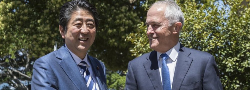 Japanese Prime Minister Shinzo Abe (L) and Australian Prime Minister Malcom Turnbull meet in Sydney on Jan. 14.
