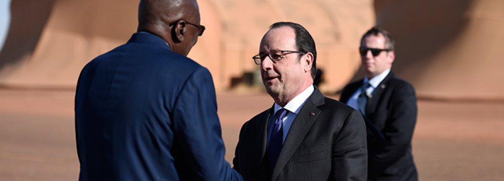 Francois Hollande (R) and Modibo Keita meet on Jan. 13.