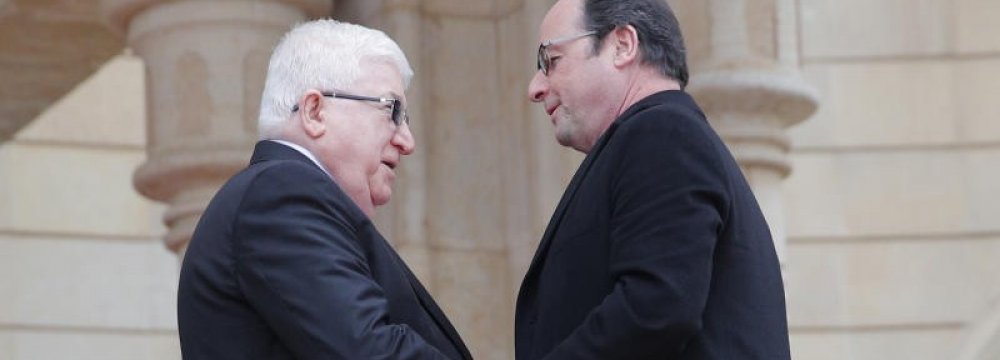 Francois Hollande (R) is greeted by his Iraqi counterpart Fuad Masum upon his arrival at the presidential palace in Baghdad, Iraq, on Jan. 2, 2017.