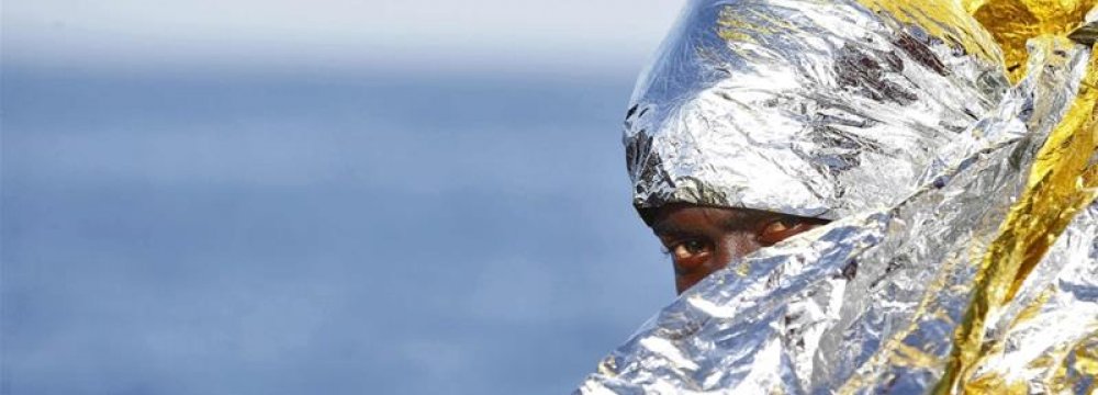 100 Refugees Missing After Boat Sinks