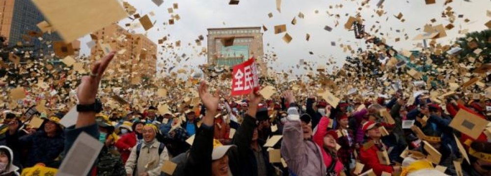 Protesters throw fake banknotes during the rally outside the Presidential Office in Taipei, Taiwan, on Jan. 22.