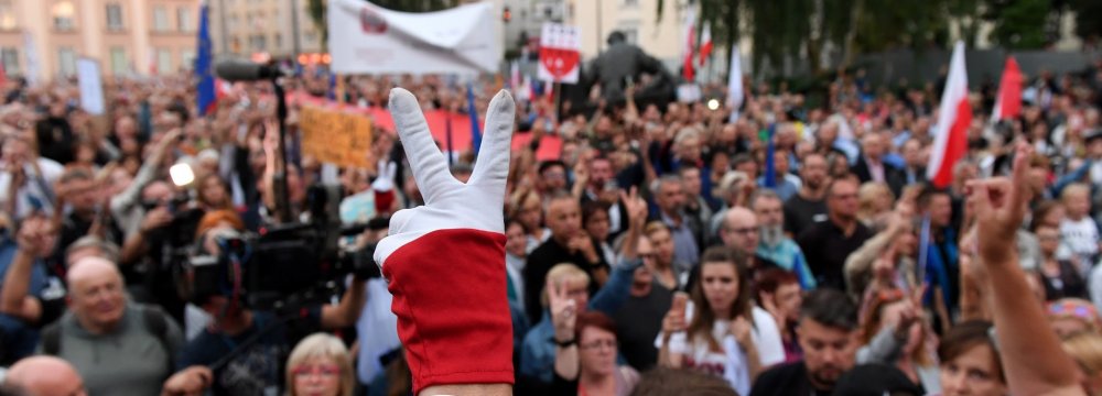 Poles Protest Government Purge Of Supreme Court | Financial Tribune