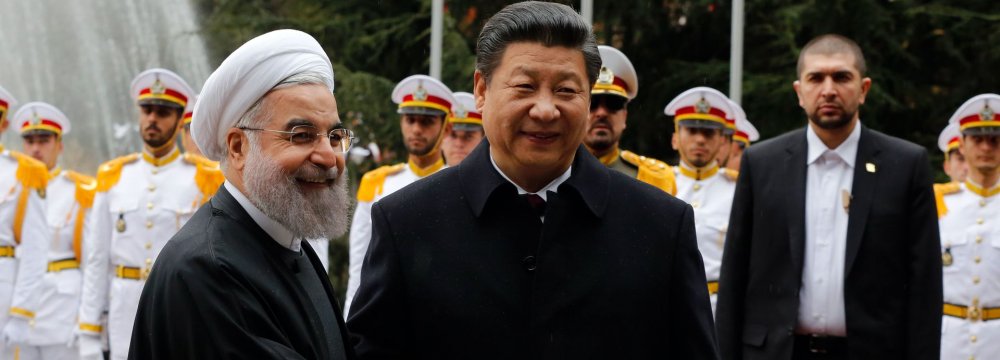 Iranian President Hassan Rouhani (L) shakes hands with Chinese President Xi Jinping during a welcoming ceremony on Jan. 23, 2016, in Tehran. (File Photo) 
