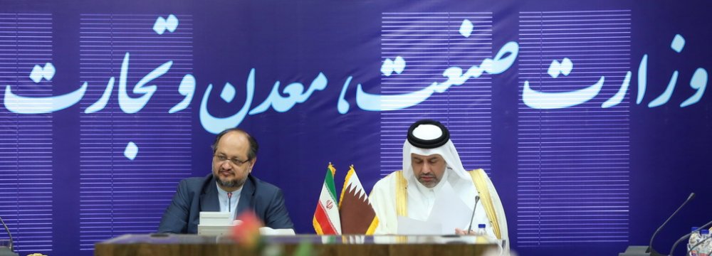 Qatar Economy Minister in Tehran: Doha Seeks to Expand Trade With Iran