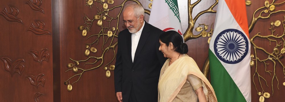 Iran’s Foreign Minister Mohammad Javad Zarif (L) met with Indian Minister of External Affairs Sushma Swaraj in New Delhi on May 28. (file Photo)