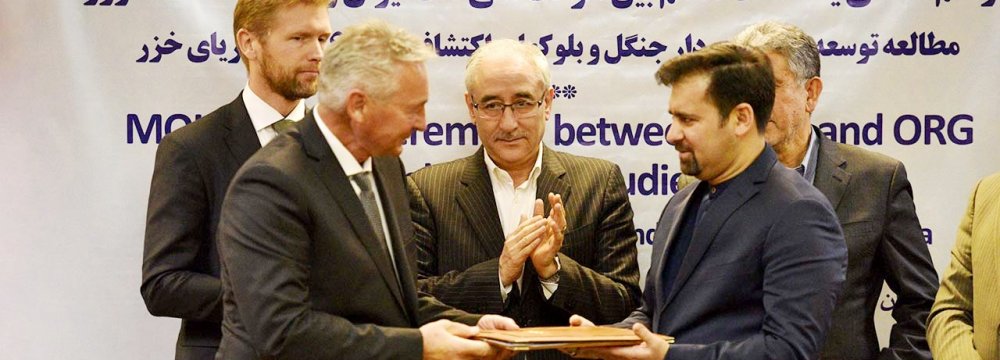 Iran, Norway Sign Caspian Sea Oilfield Study MoU