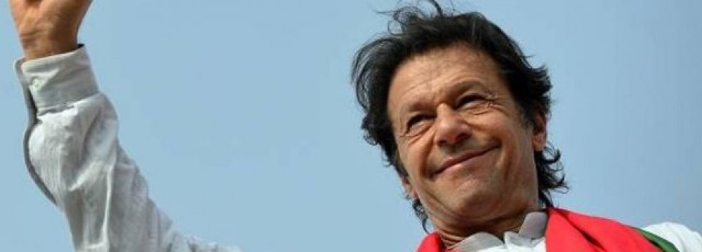  Pakistan MPs Elect Imran Khan as Premier 