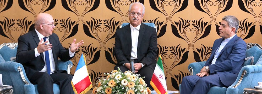 French Finance Minister Michel Sapin (L) in talks with his Iranian counterpart, Ali Tayyebnia (R), in Tehran on March 4, after meeting with Foreign Minister Mohammad Javad Zarif earlier in the day. 