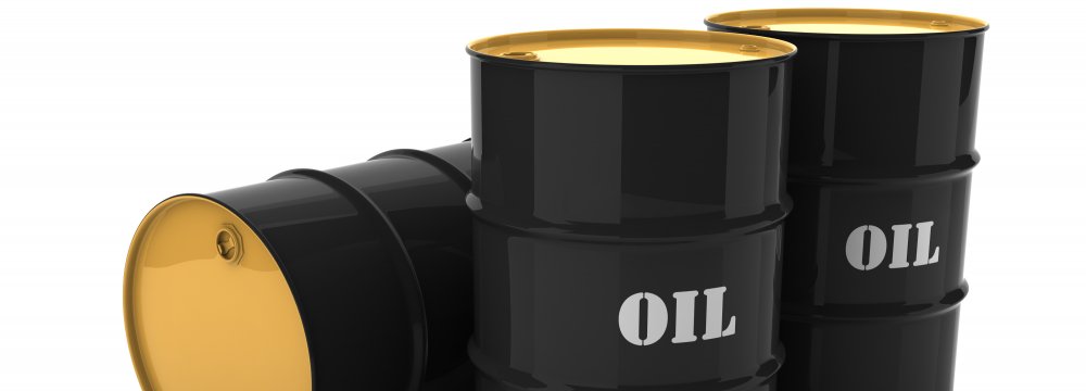 Oil Prices Fall, Focus Shifts to US Output