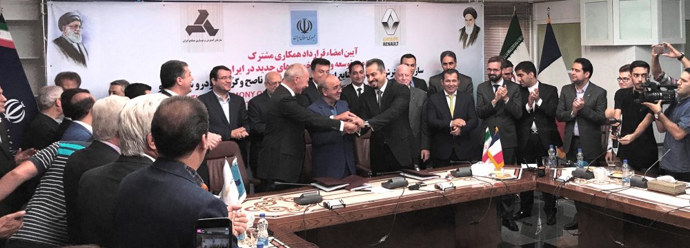 Renault Concludes €660m Deal in Iran - Photo: Financial Tribune
