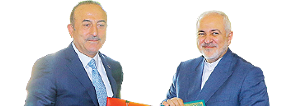 Zarif, Cavusoglu Sign Deal to Boost Mutual Cooperation 