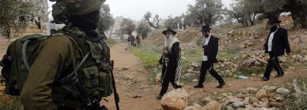 Israeli Forces, Settlers Besiege Al-Khalil