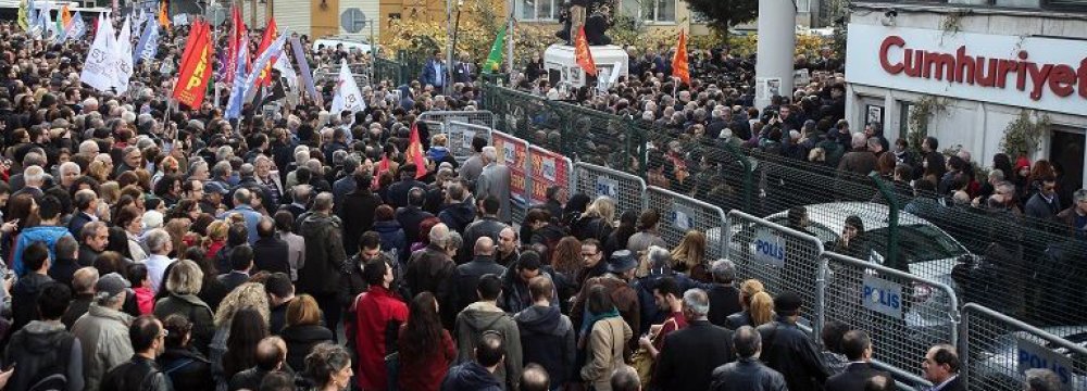 Hundreds Protest Jailing of  2 Journalists in Turkey