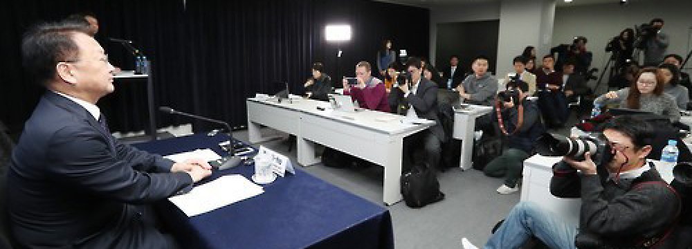 Yoo Il-ho talks to foreign correspondents in Seoul.