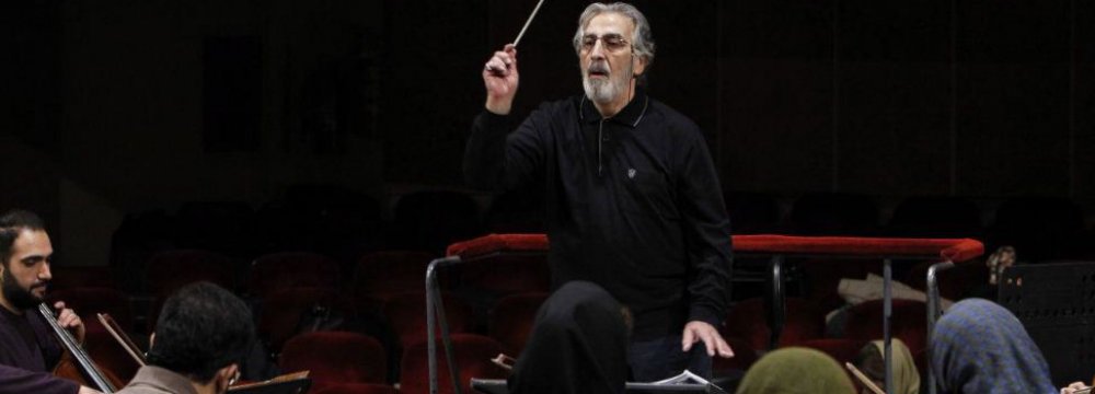 Fereydoun Shahbazian rehearsing with Iran’s National Orchestra